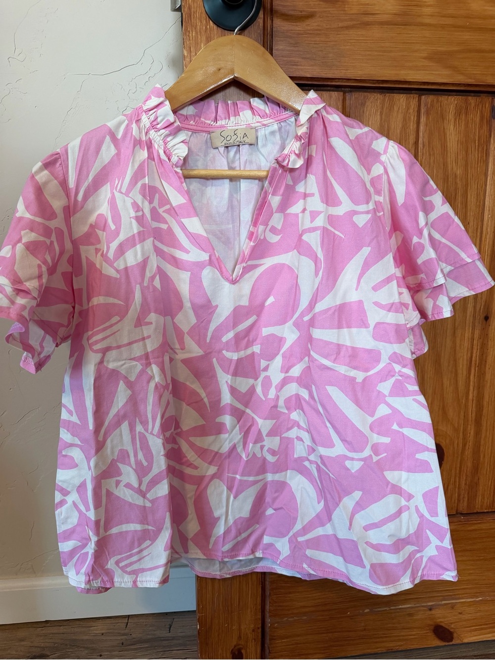SOFIA Made in Italy Pink and White Abstract Print Ruffle V-Neck puff sleeve top